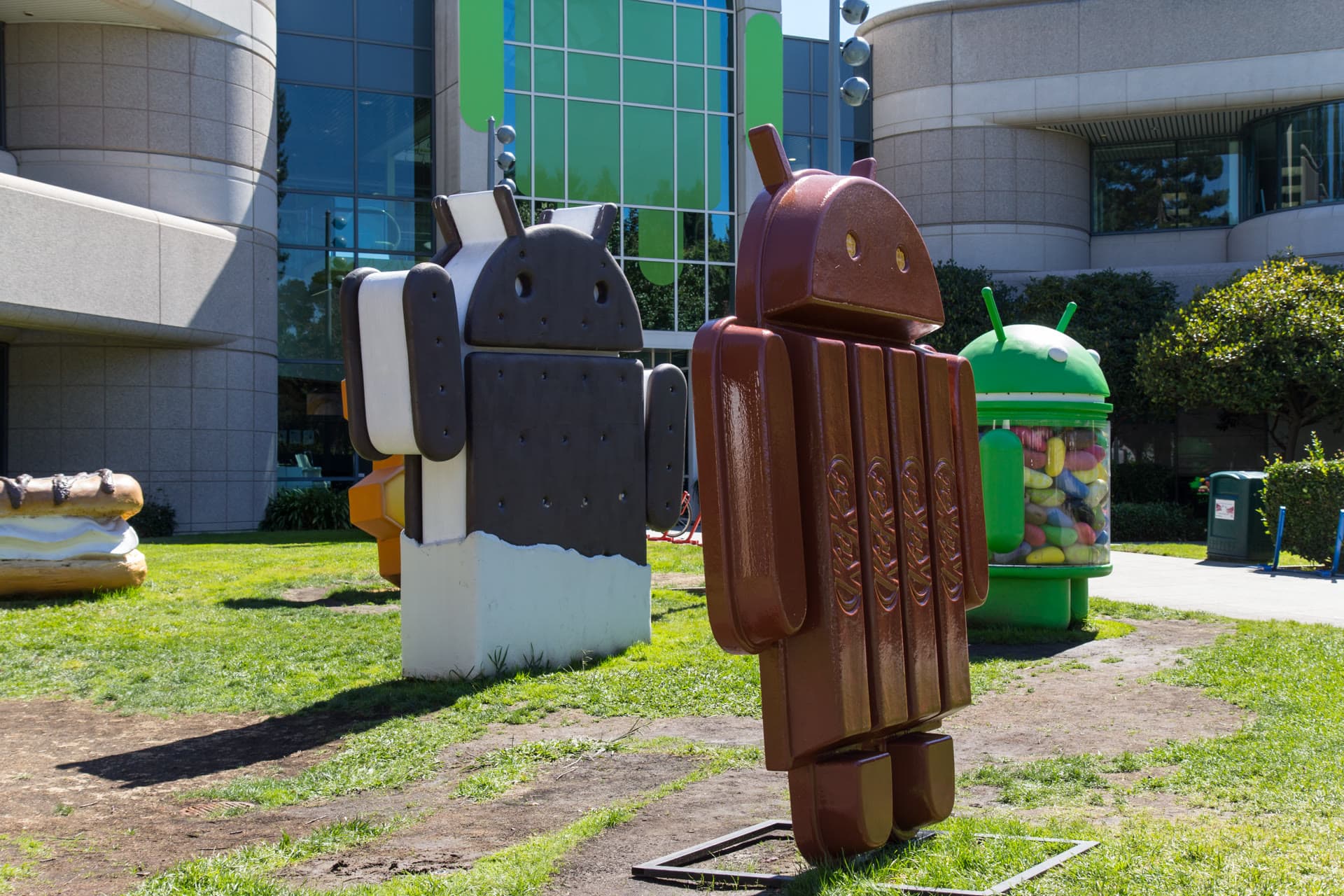 Estátuas do mascote Android no campus do Googleplex, em Mountain View