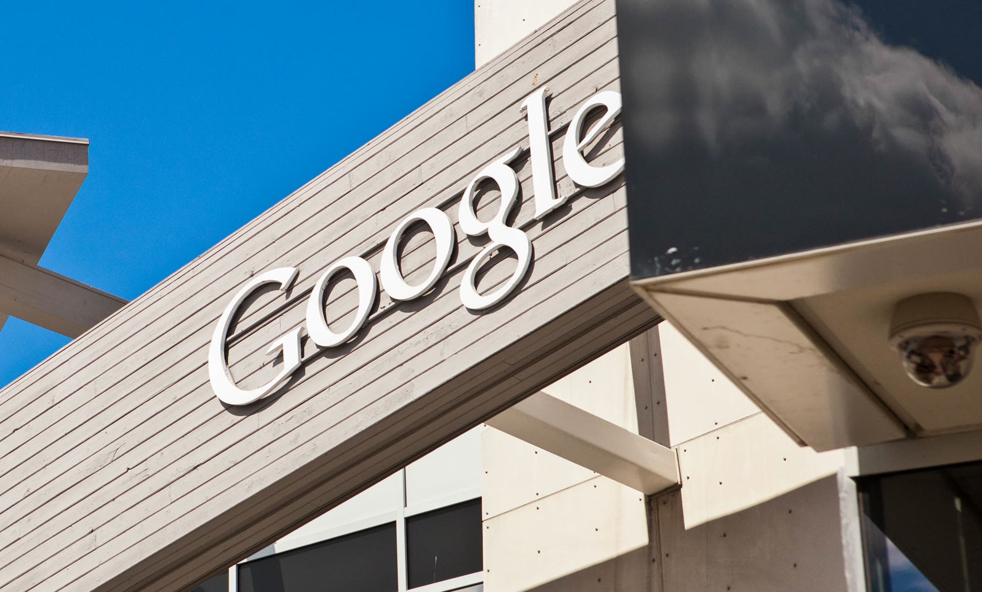 Letreiro do Google na sede em Mountain View