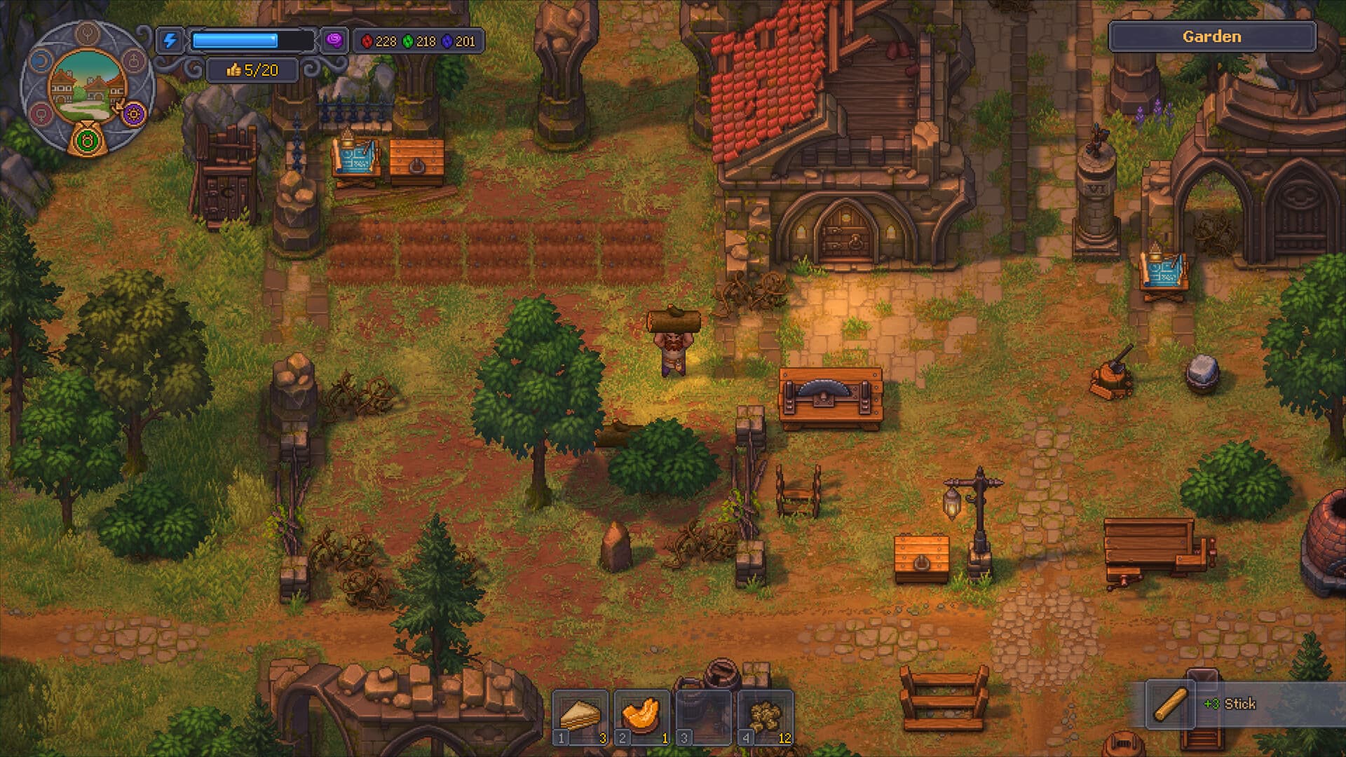 Captura oficial de Graveyard Keeper 2: personagem no jardim com oficina ao fundo