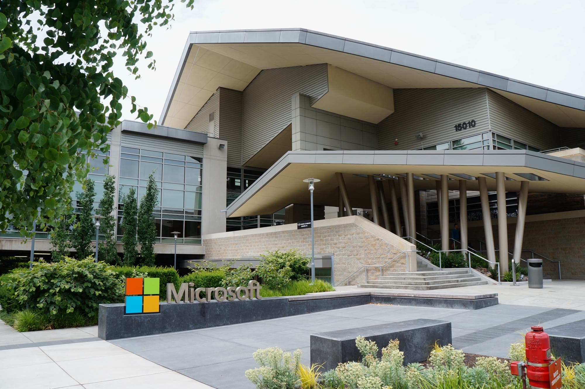 Fachada de vidro do Building 92, centro de visitantes da Microsoft em Redmond