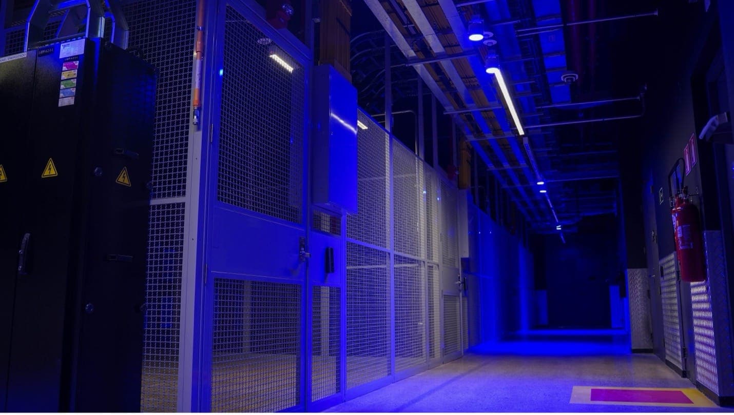 Sala de servidores do Equinix SP6, data center na região metropolitana de São Paulo