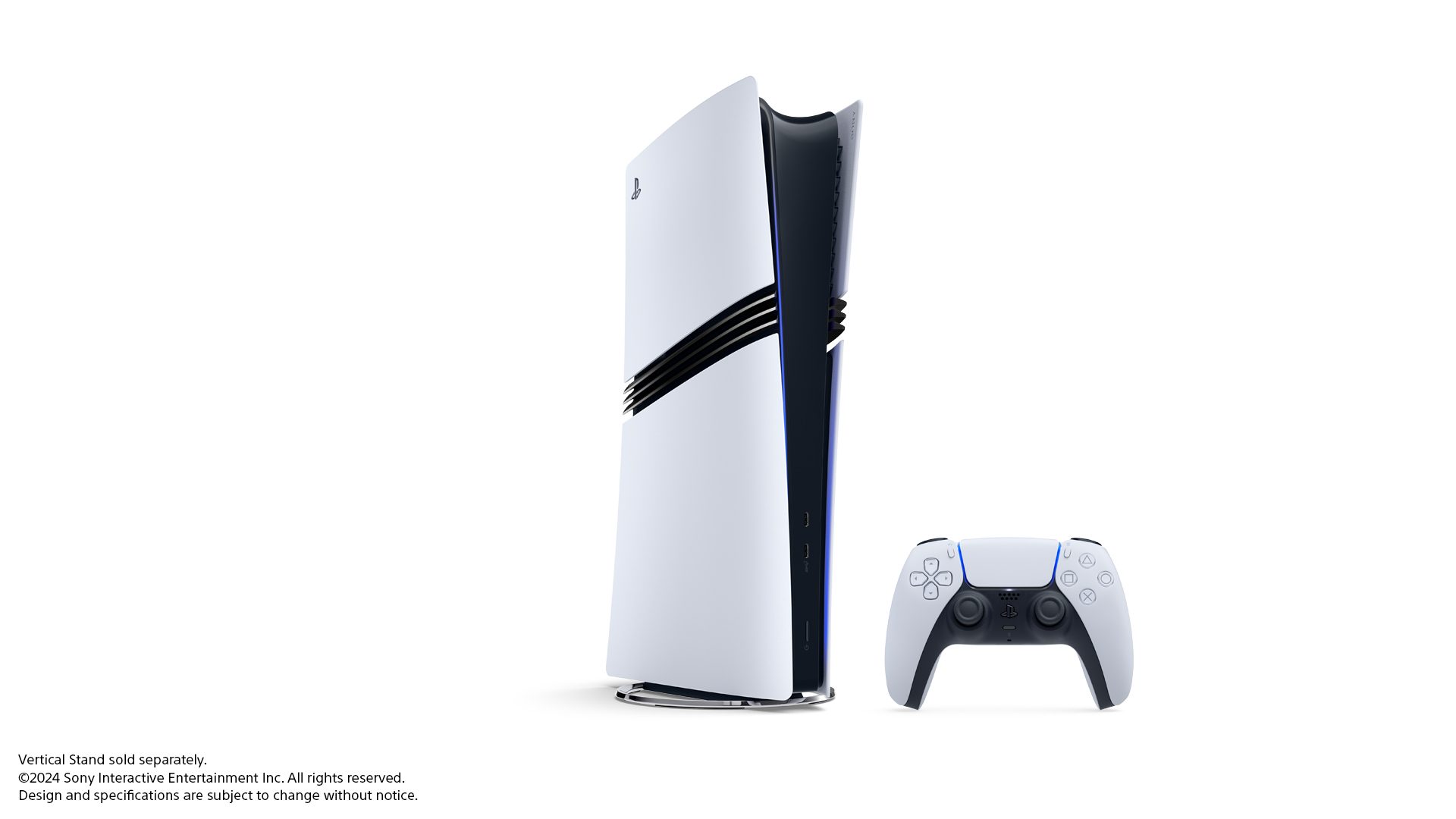Console PlayStation 5 Pro em posição vertical sobre fundo branco, com carcaça externa branca dividida por três ranhuras pretas horizontais no centro e núcleo preto curvado com luz azul suave. À direita do console, sobre a mesma superfície branca, está posicionado um controle sem fio DualSense branco com empunhaduras e botões em preto e cinza. No canto inferior esquerdo constam avisos legais em texto cinza informando a venda avulsa da base vertical e direitos da Sony Interactive Entertainment